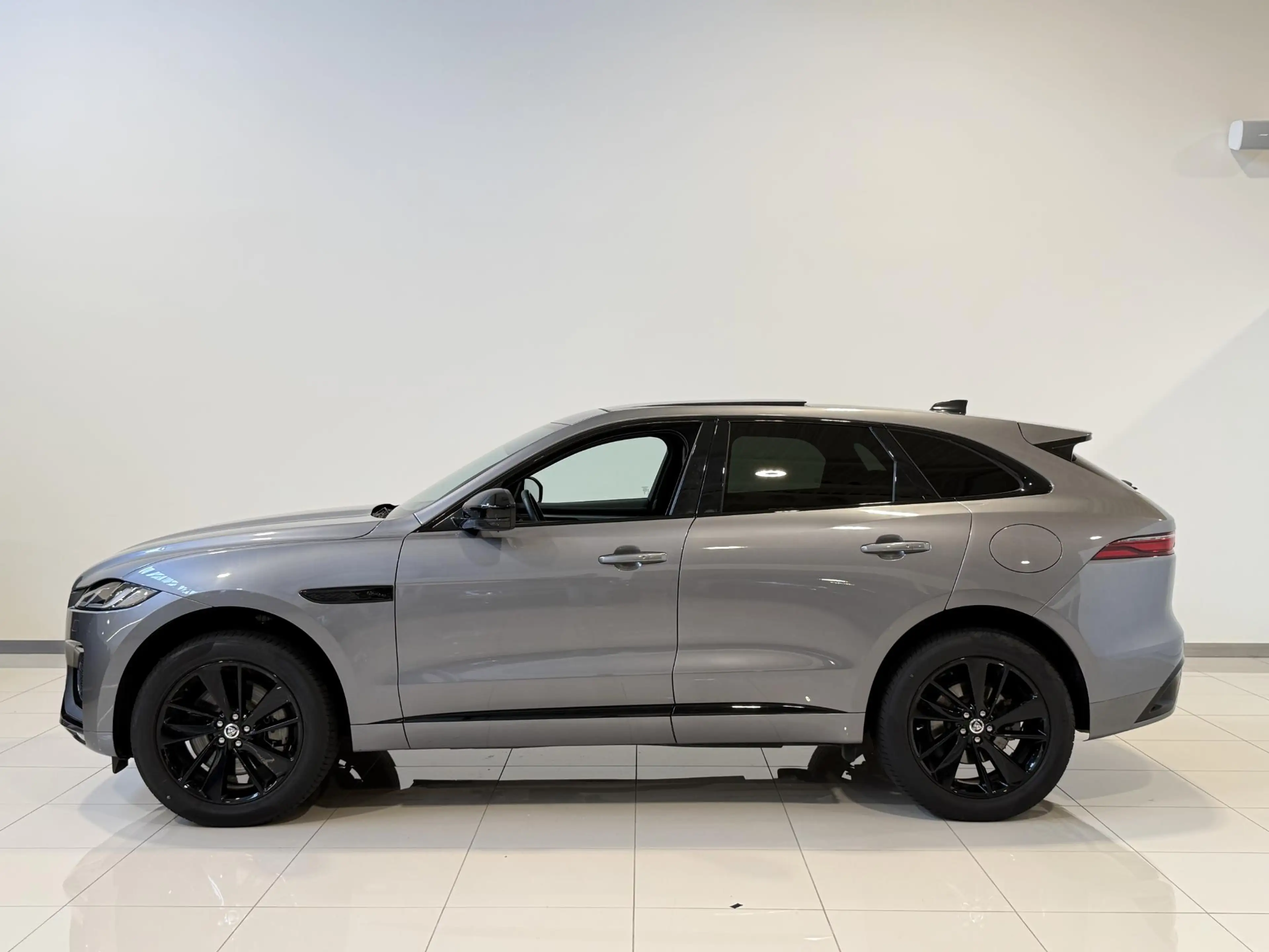 Jaguar F-Pace 2.0 P400e PHEV R-Dynamic S — photo 2
