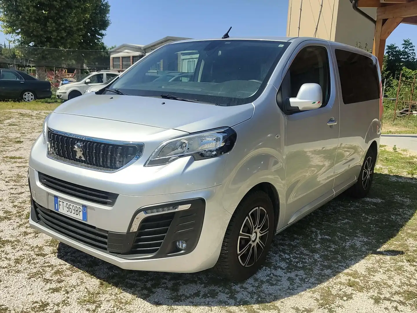 Peugeot e-Traveller Silber - 1