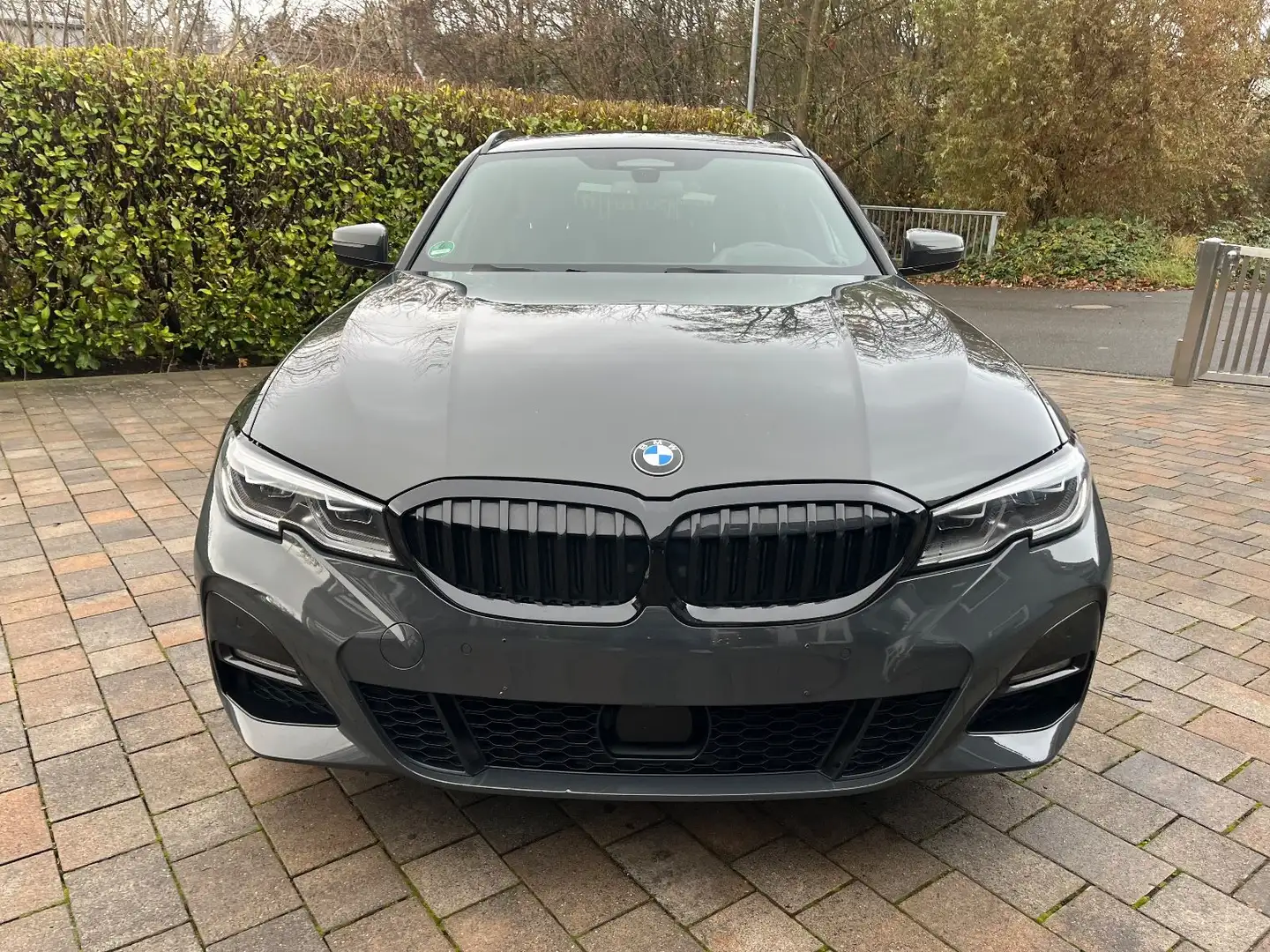 BMW 320 M Paket Pano Laser Leder LiveP HUD AHK Ufrei Grijs - 2
