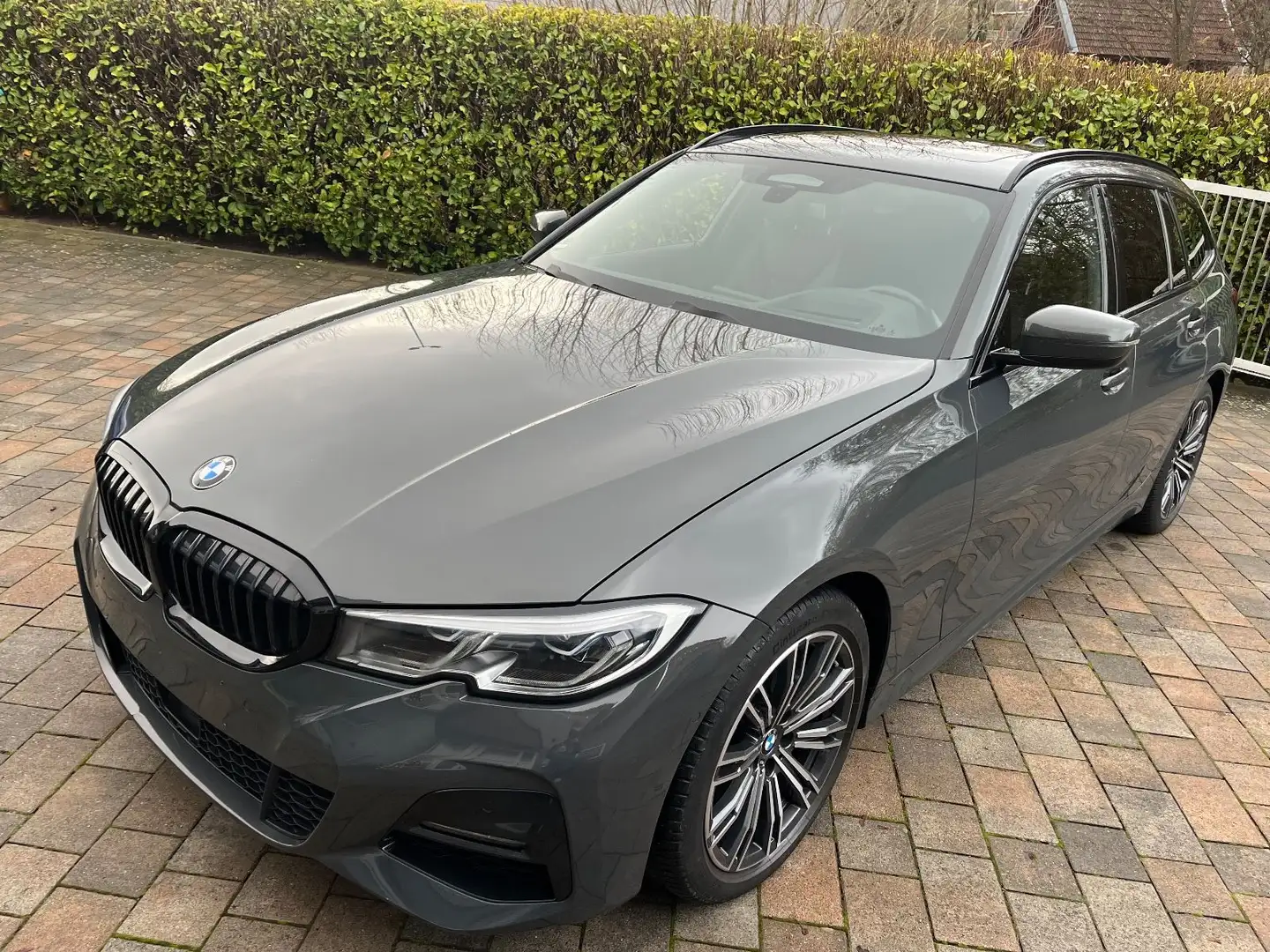 BMW 320 M Paket Pano Laser Leder LiveP HUD AHK Ufrei Grijs - 1