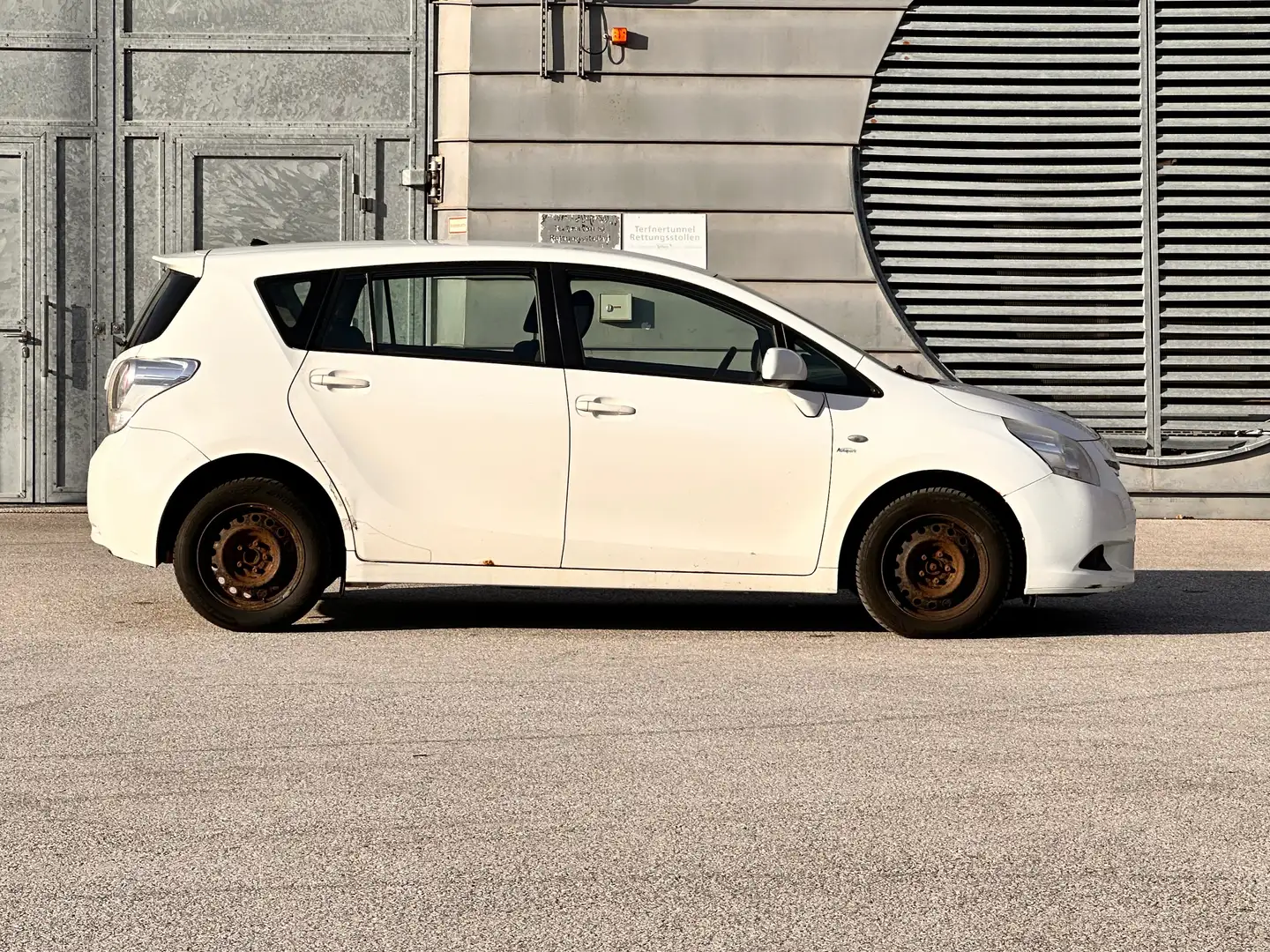 Toyota Verso 2,0 D-4D 125 DPF Basis / Klima / Diesel / Euro 5 Weiß - 1