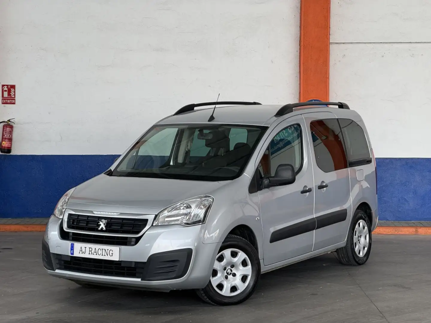 Peugeot Partner Tepee 1.6BlueHDI Adventure Ed. 100 Gris - 1