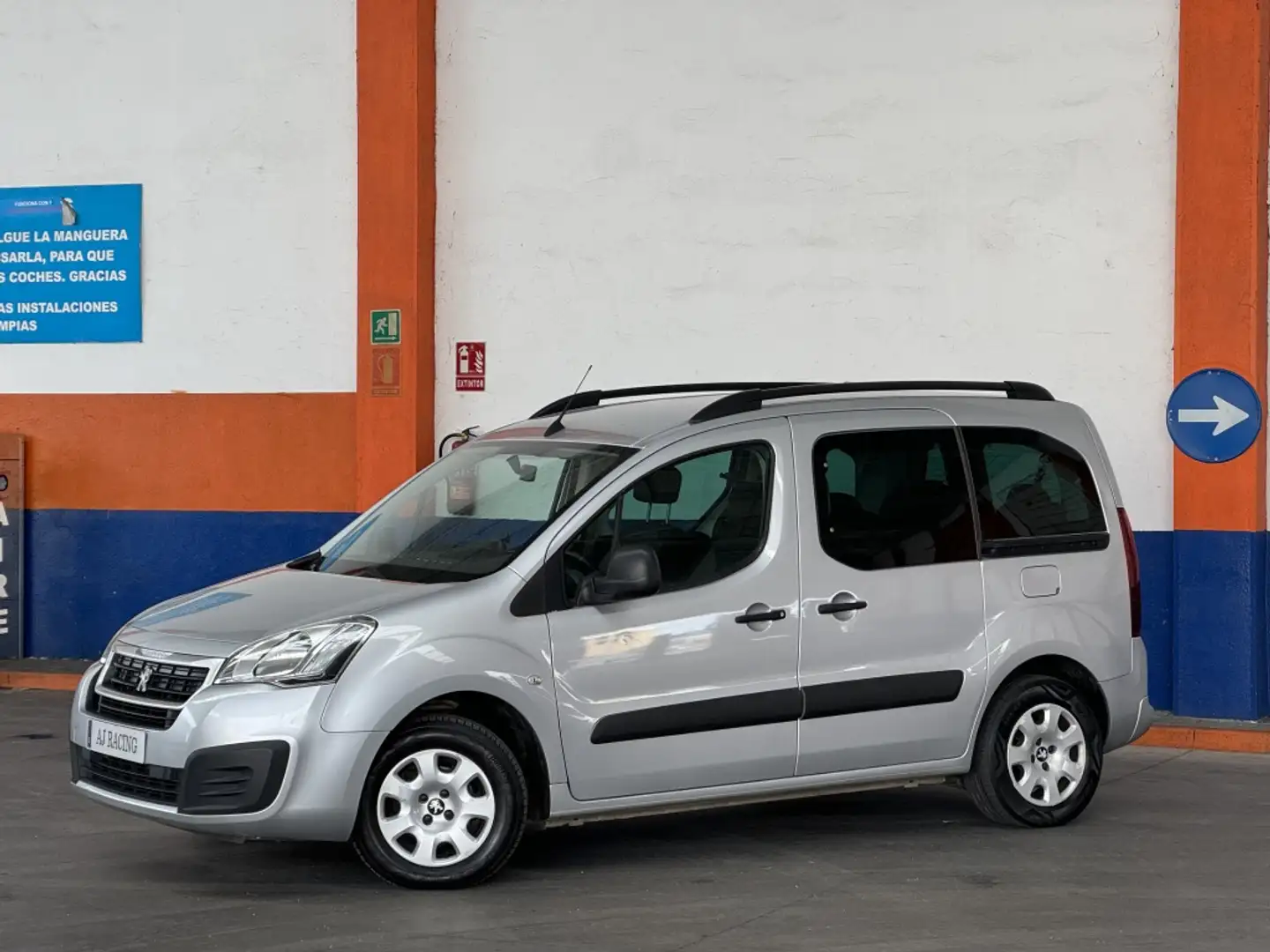 Peugeot Partner Tepee 1.6BlueHDI Adventure Ed. 100 Gris - 2