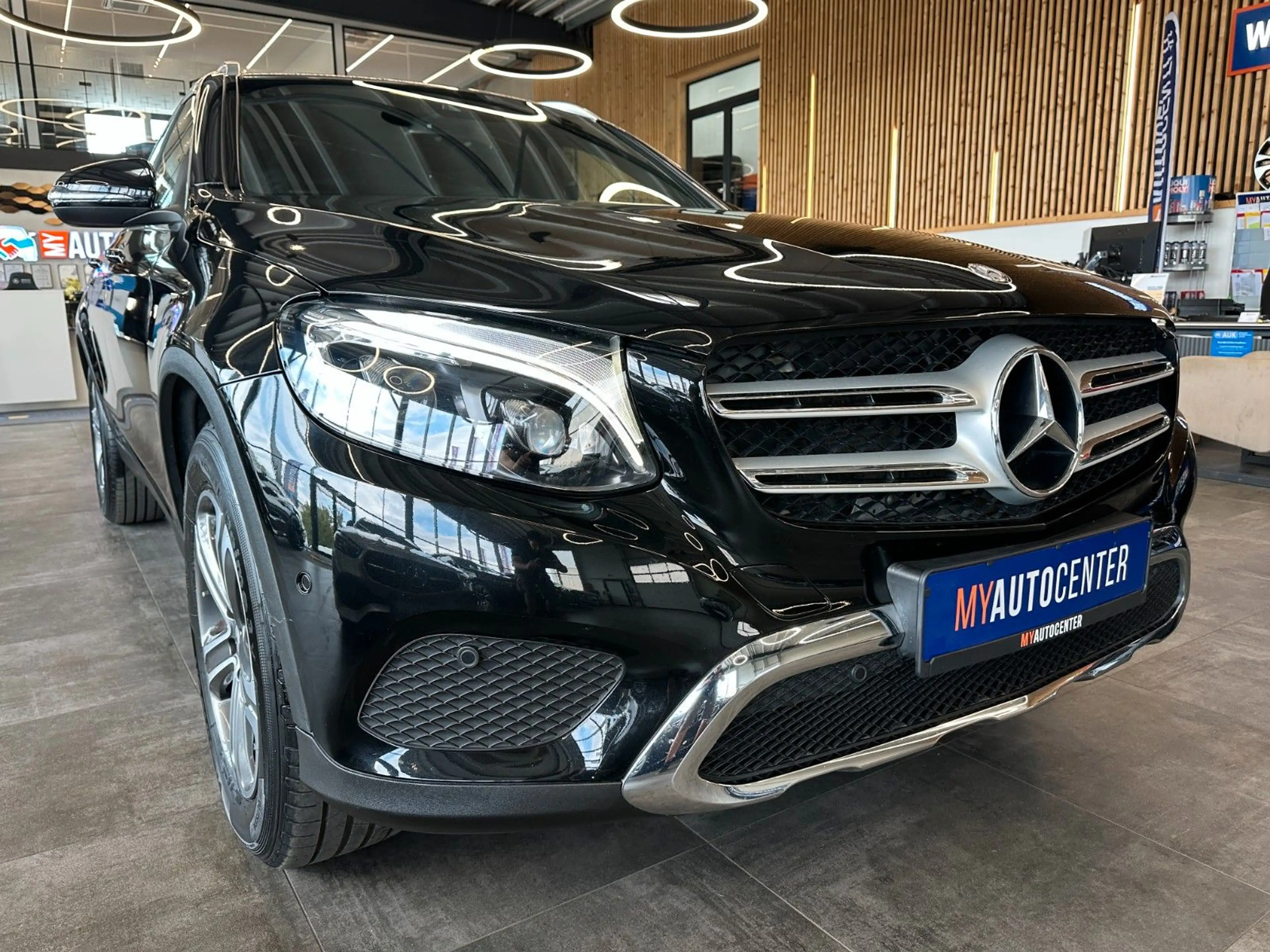 Mercedes-Benz GLC 250 *KEYLESS*Exklusive*3-ZONEN*SitzHZ*AHK* — photo 3