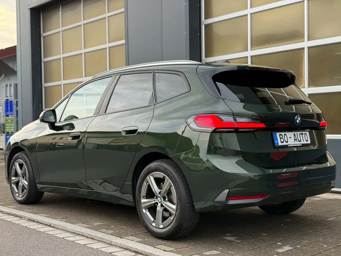 BMW 218 d Active Tourer Leder PANO Premium LED Keyless SHZ Grün - 2