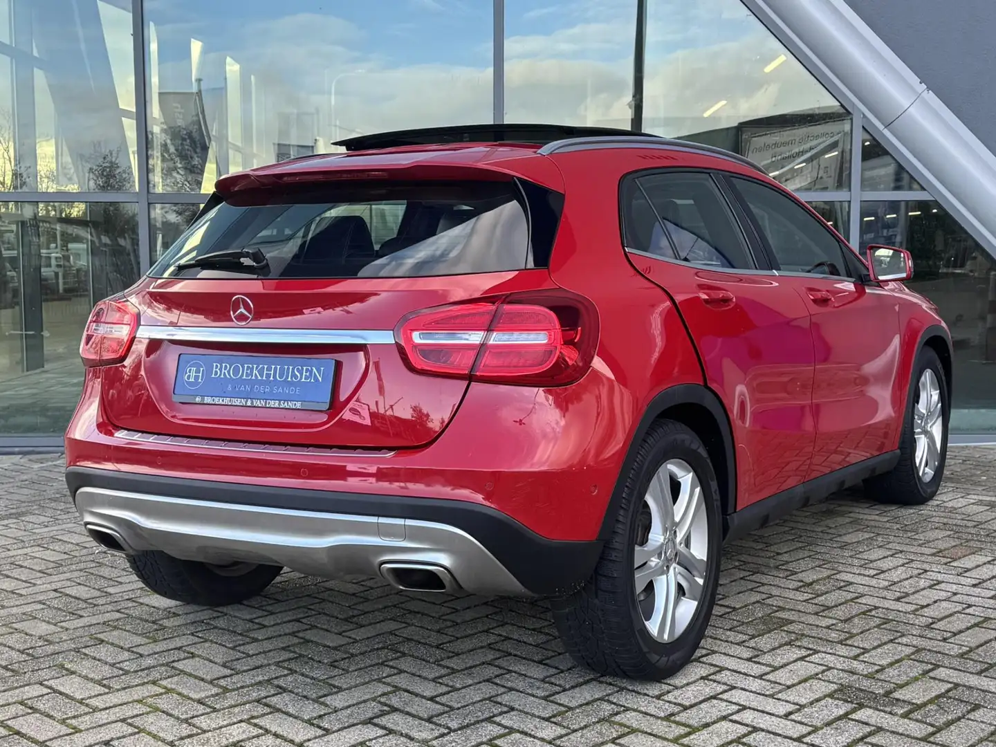 Mercedes-Benz GLA 200 Edition 1 156pk Automaat / Panoramadak / Stoelverw Rood - 2