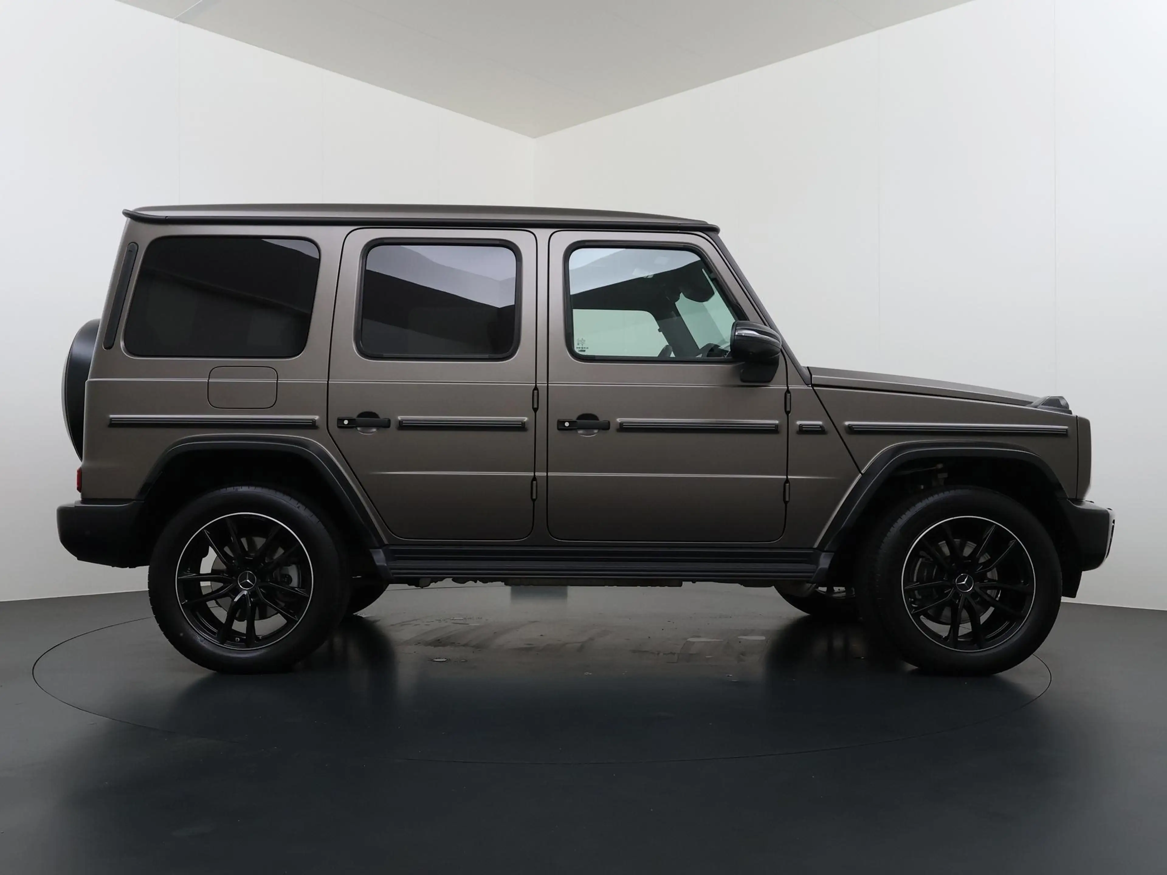 Mercedes-Benz G 500 — photo 11
