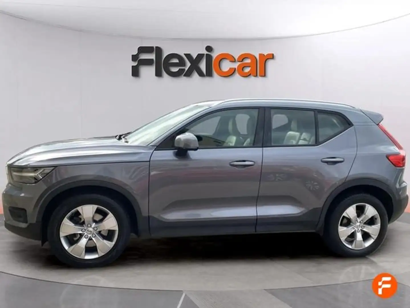 Volvo XC40 D4 Momentum AWD Aut. Gris - 2