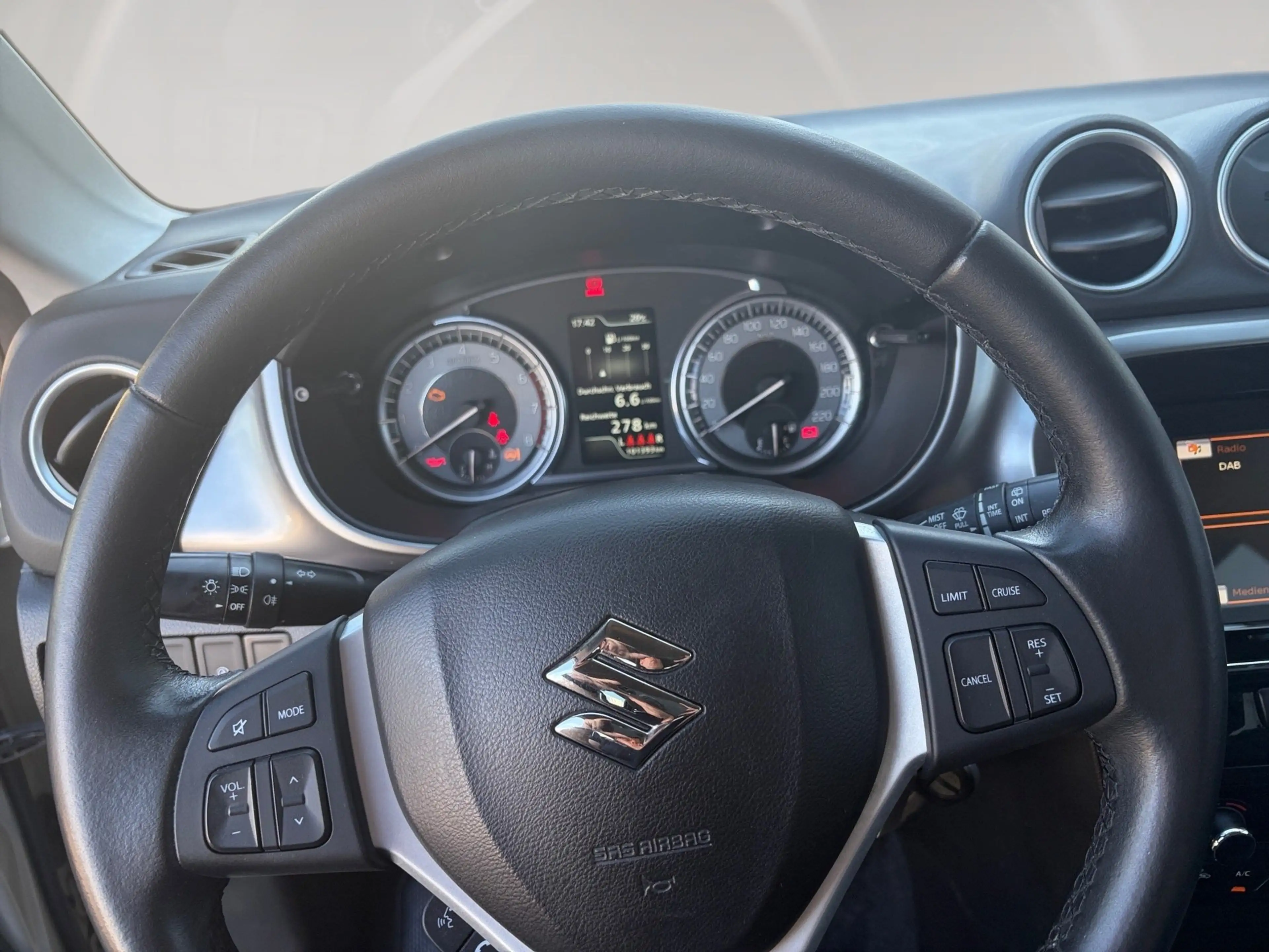 Suzuki Vitara - 1.4 SHZ+Kam.+KlimaA+LM — photo 8