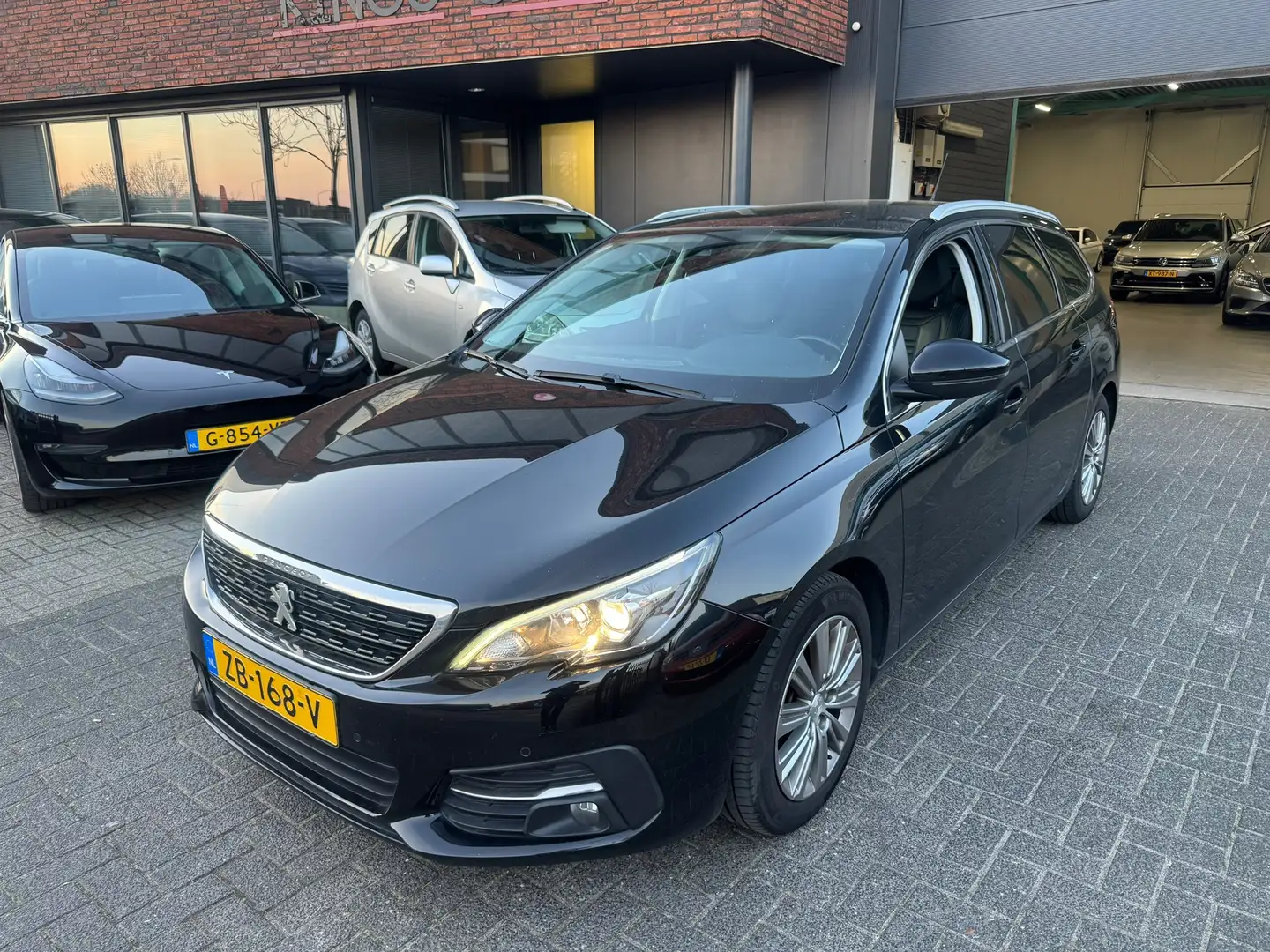 Peugeot 308 SW 1.2 PureTech AUTOMAAT LEDER CAMERA PANO CRUISE Schwarz - 1