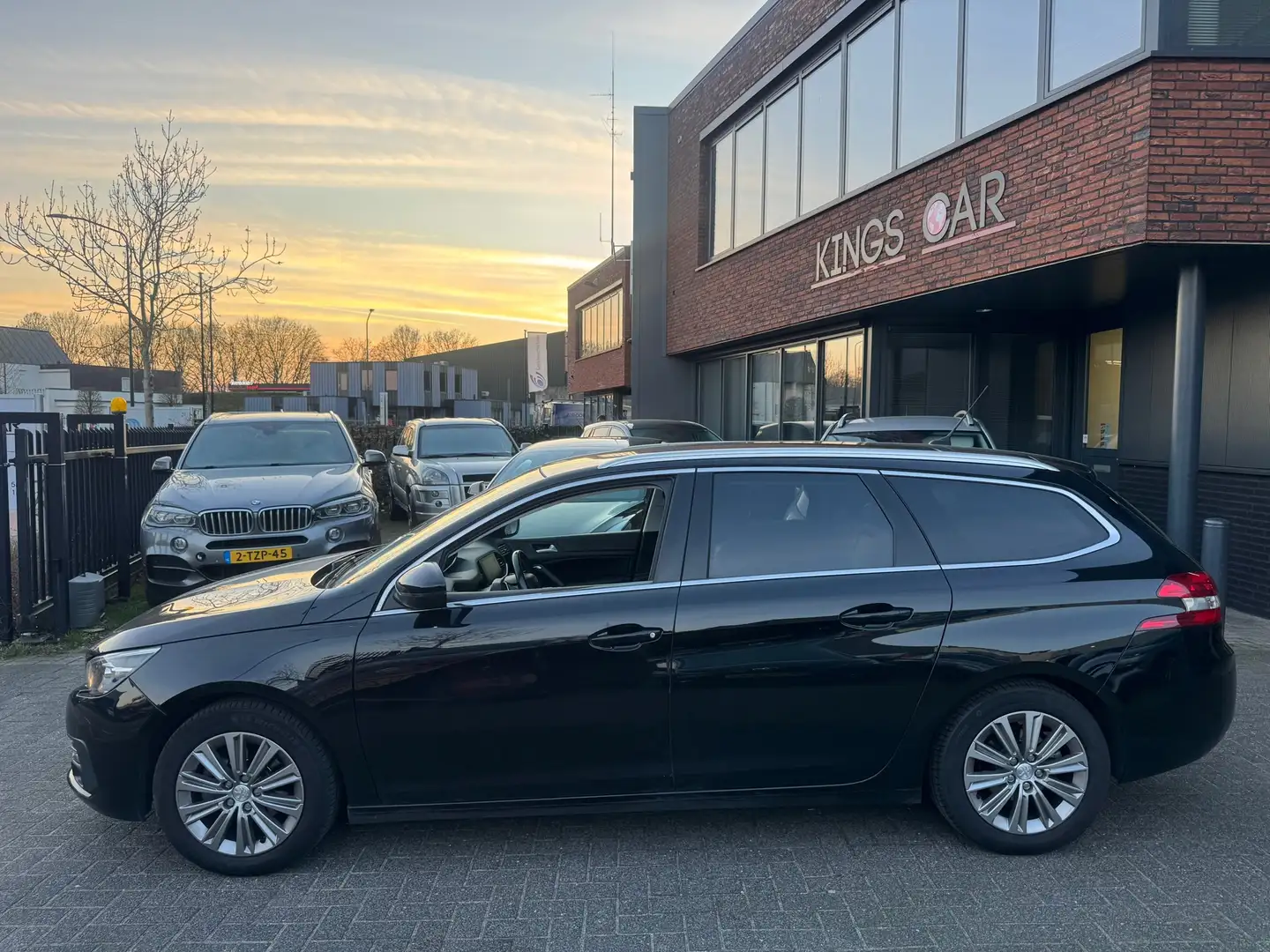 Peugeot 308 SW 1.2 PureTech AUTOMAAT LEDER CAMERA PANO CRUISE Schwarz - 2