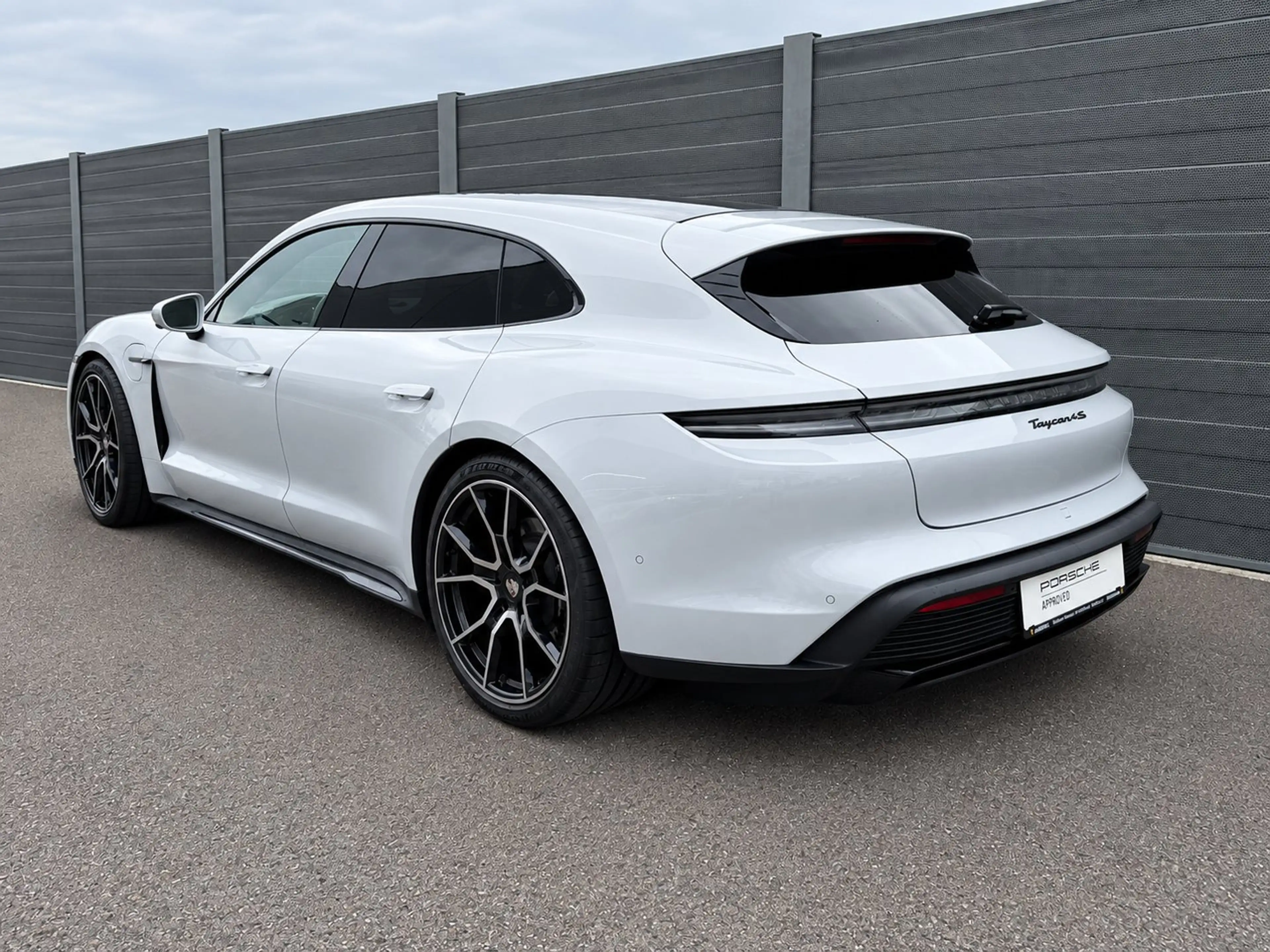 Porsche Taycan 4S Sport Turismo — photo 3