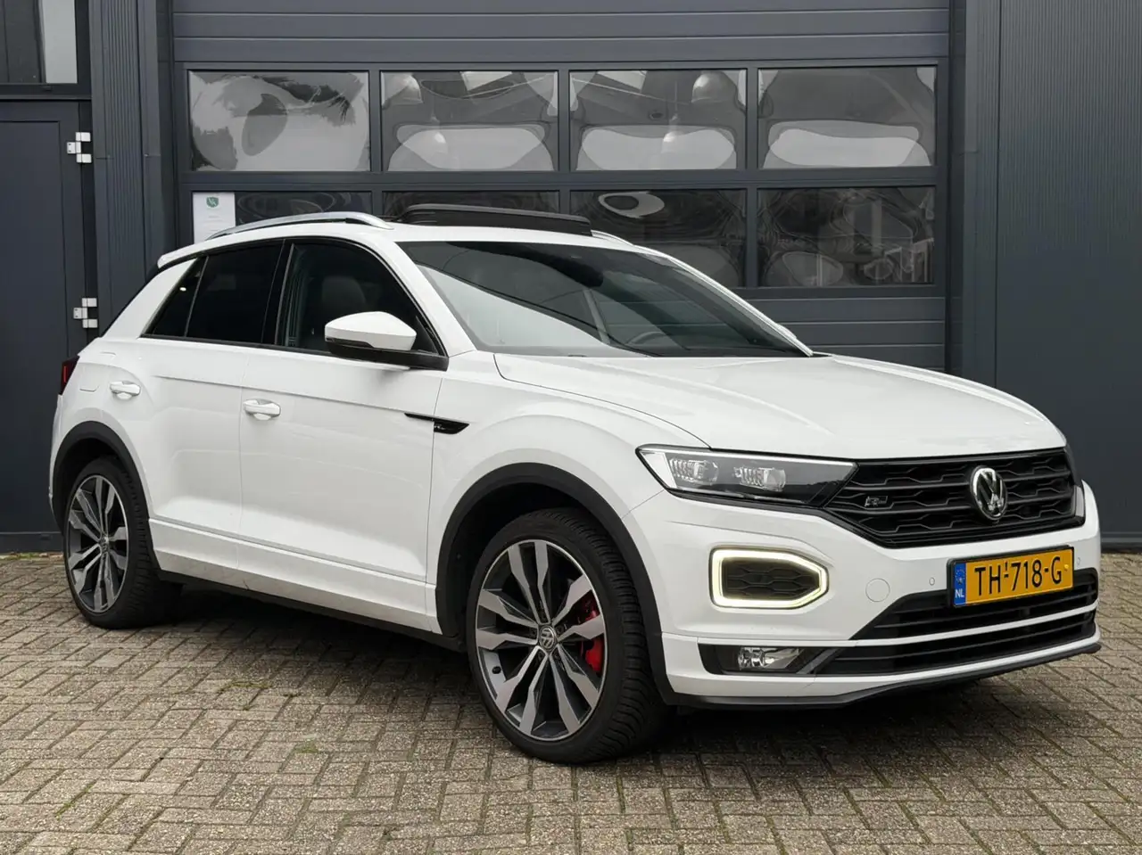 Volkswagen T-Roc 2.0 TSI 4Motion Sport R Line | Pano | ACC — photo 1 of 40