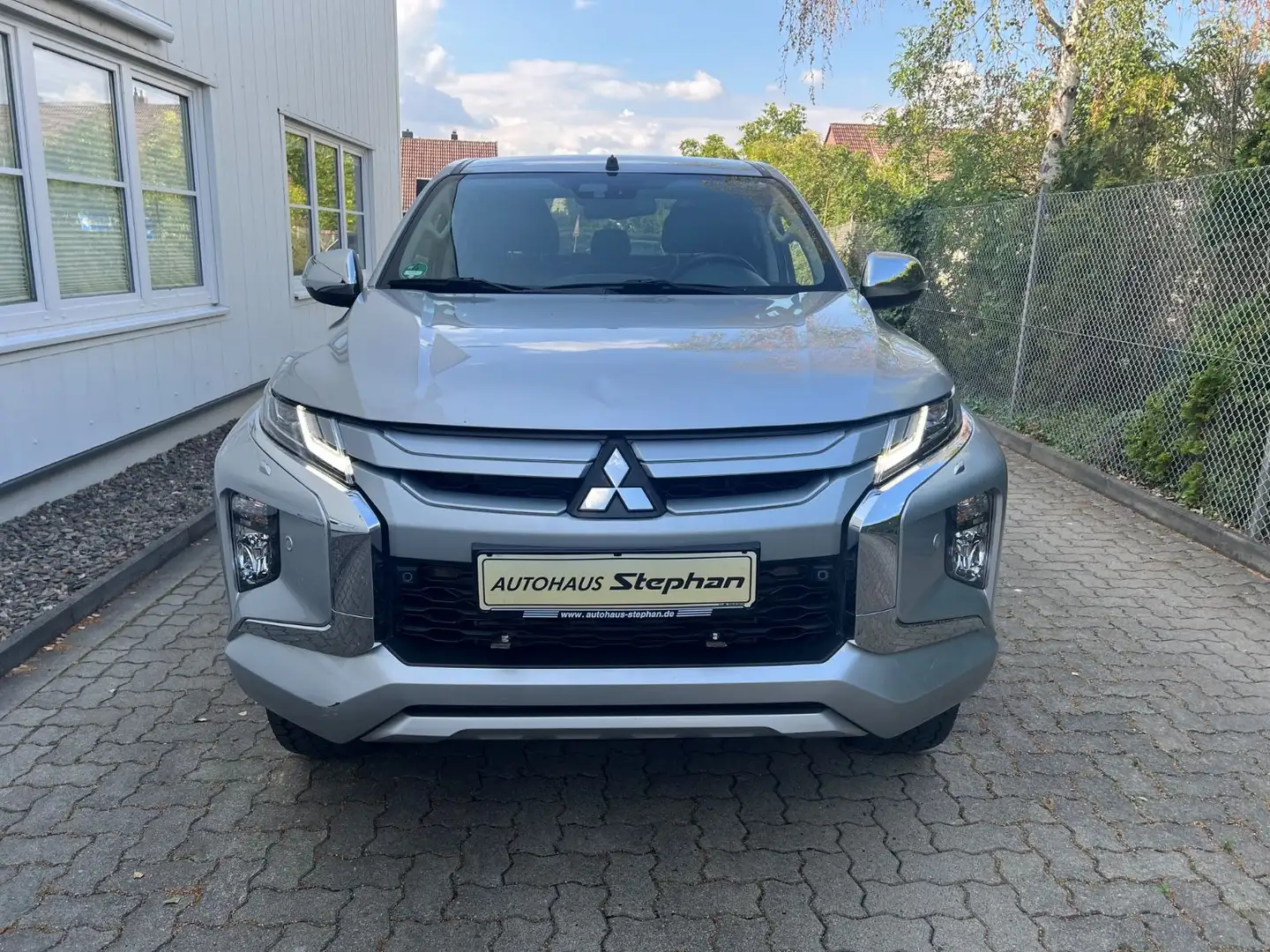 Mitsubishi L200 4x4 Autom. Top Doppelkabine AHK Argent - 2