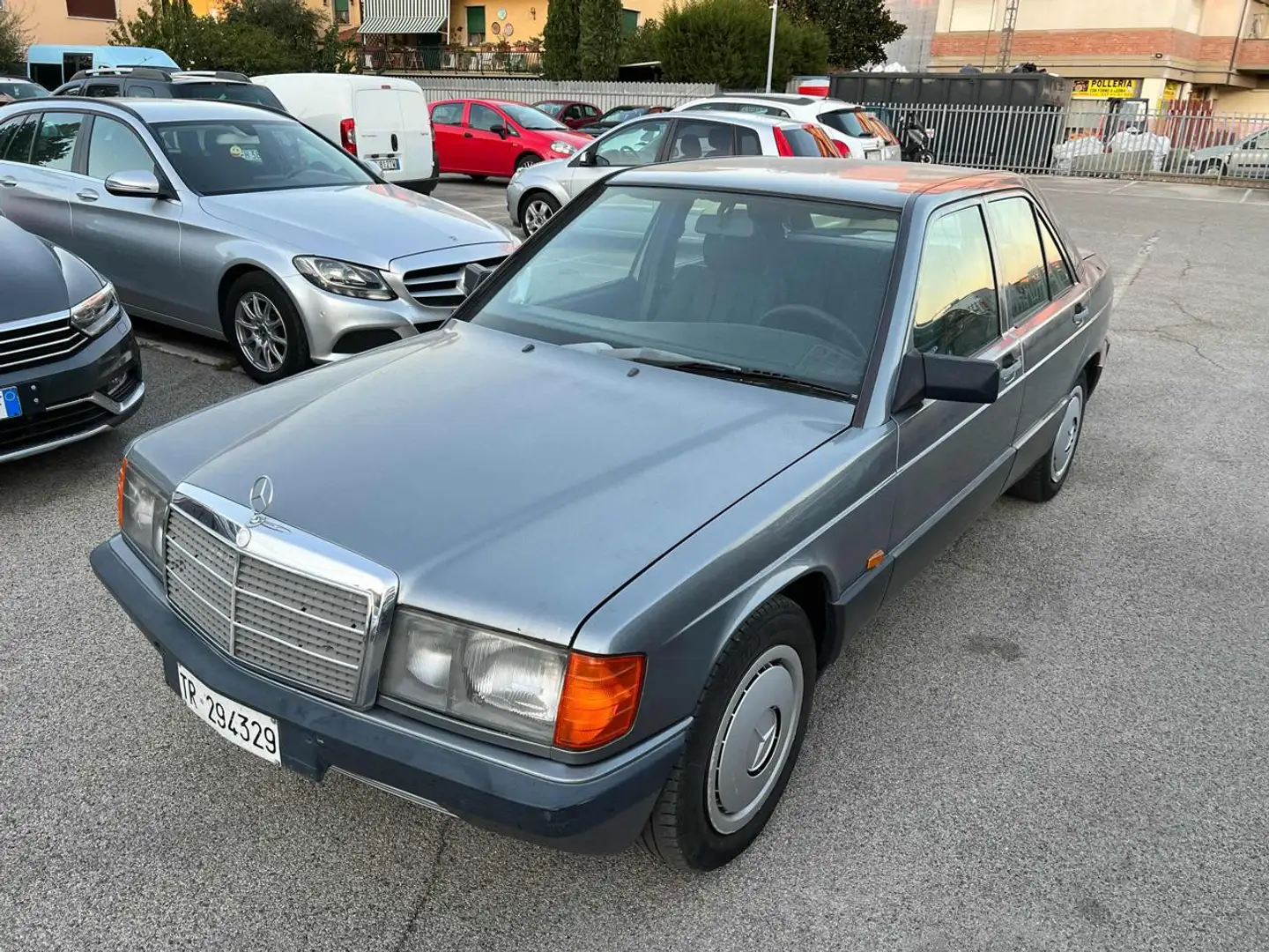 Mercedes-Benz 190 2.0 E Срібний - 1