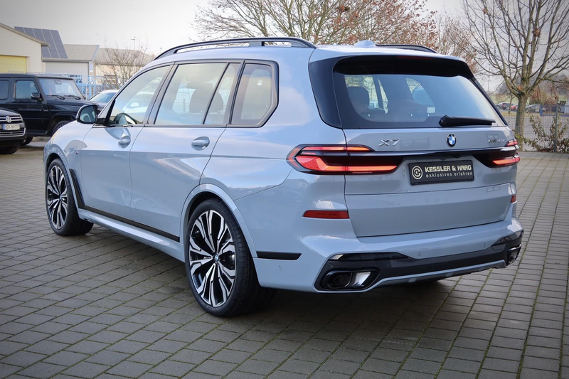 BMW X7 xDrive 40d M-Sport#KRISTAL#B&W#SKY# — photo 9