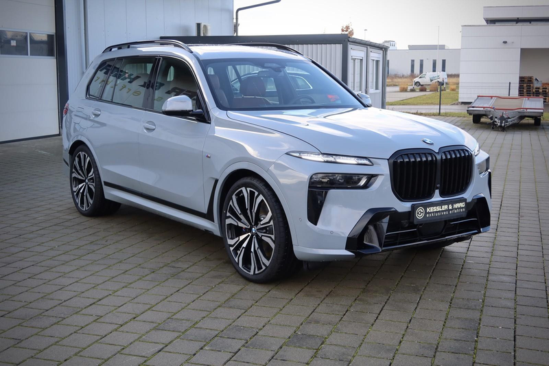 BMW X7 xDrive 40d M-Sport#KRISTAL#B&W#SKY# — photo 4