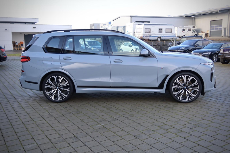 BMW X7 xDrive 40d M-Sport#KRISTAL#B&W#SKY# — photo 6