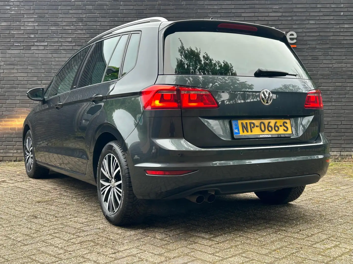 Volkswagen Golf Sportsvan 1.4 TSI Allstar Automaat l Navigatie l Cruise Cont Zwart - 2