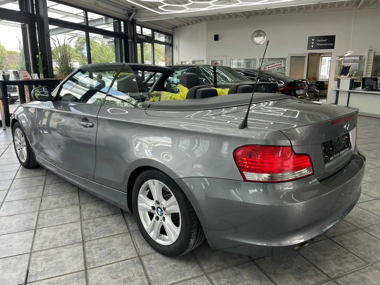 BMW 118 d Cabrio Advantage, 1.Hand, Leder, Navi Grau - 2