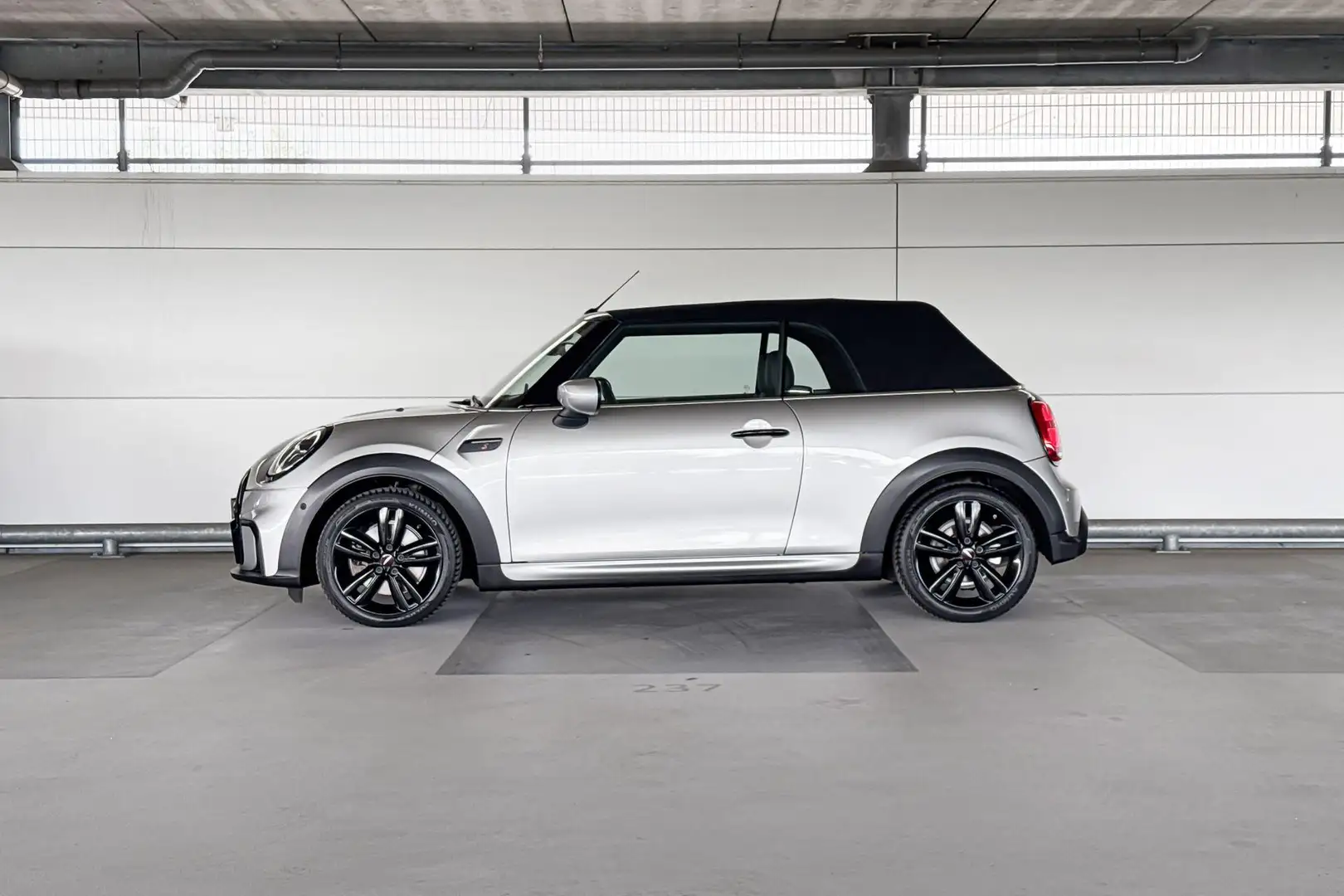 MINI Cooper S Cabrio 2.0 Classic Grijs - 2
