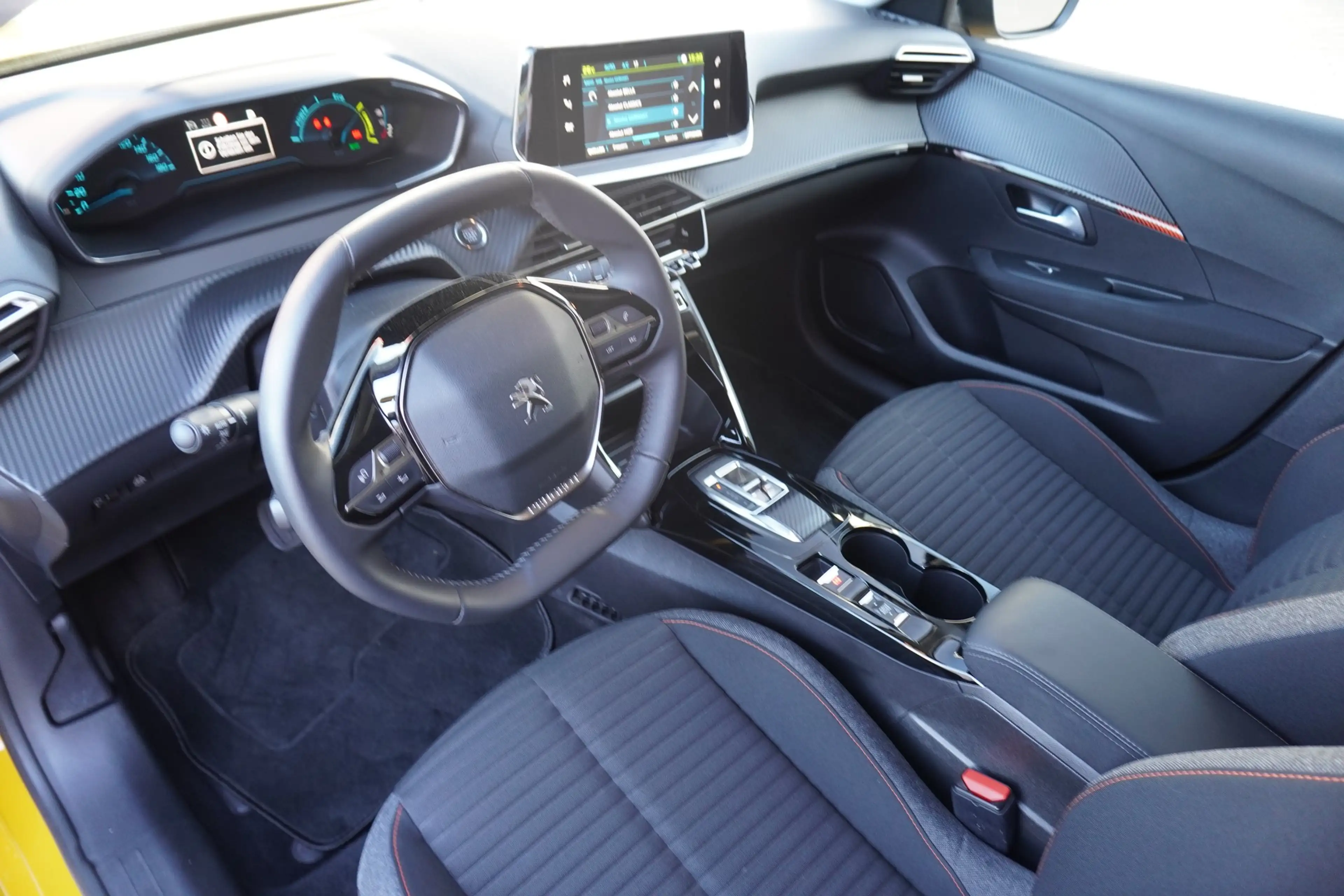 Peugeot e-208 Active Pack Aut. LED Tempomat PDC DAB — photo 10