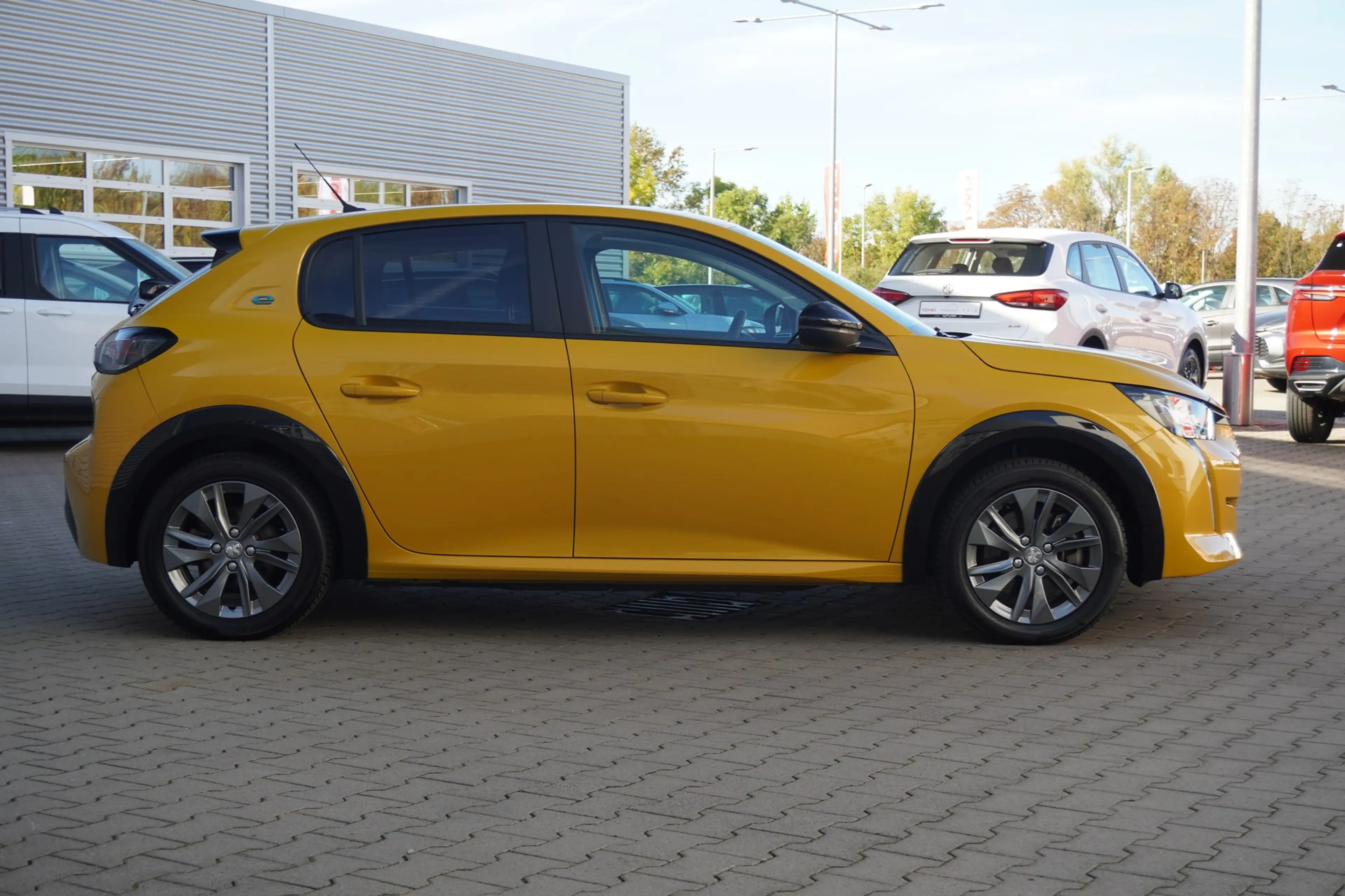 Peugeot e-208 Active Pack Aut. LED Tempomat PDC DAB — photo 5