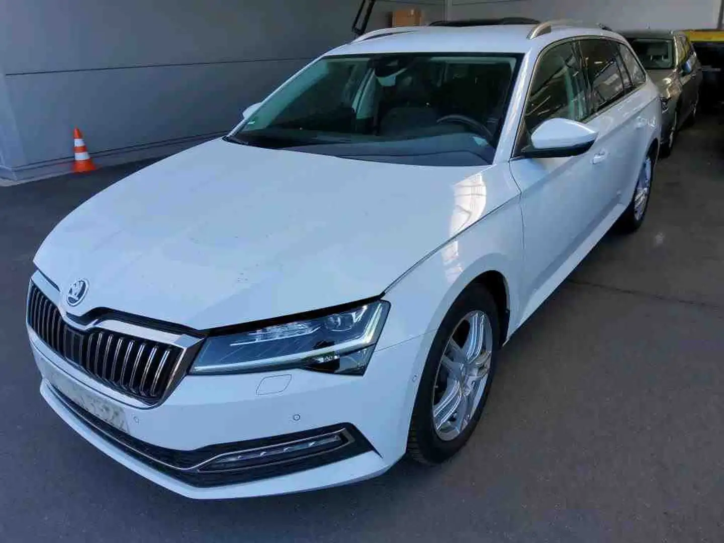 Skoda Superb Combi 2.0 TDI DSG 4x4 STYLE MATRIX+NAVI Wit - 2
