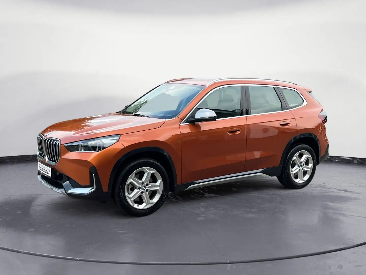 BMW X1 sDrive20i xLine Navi Klima Leder PDC Kamera S Orange - 2