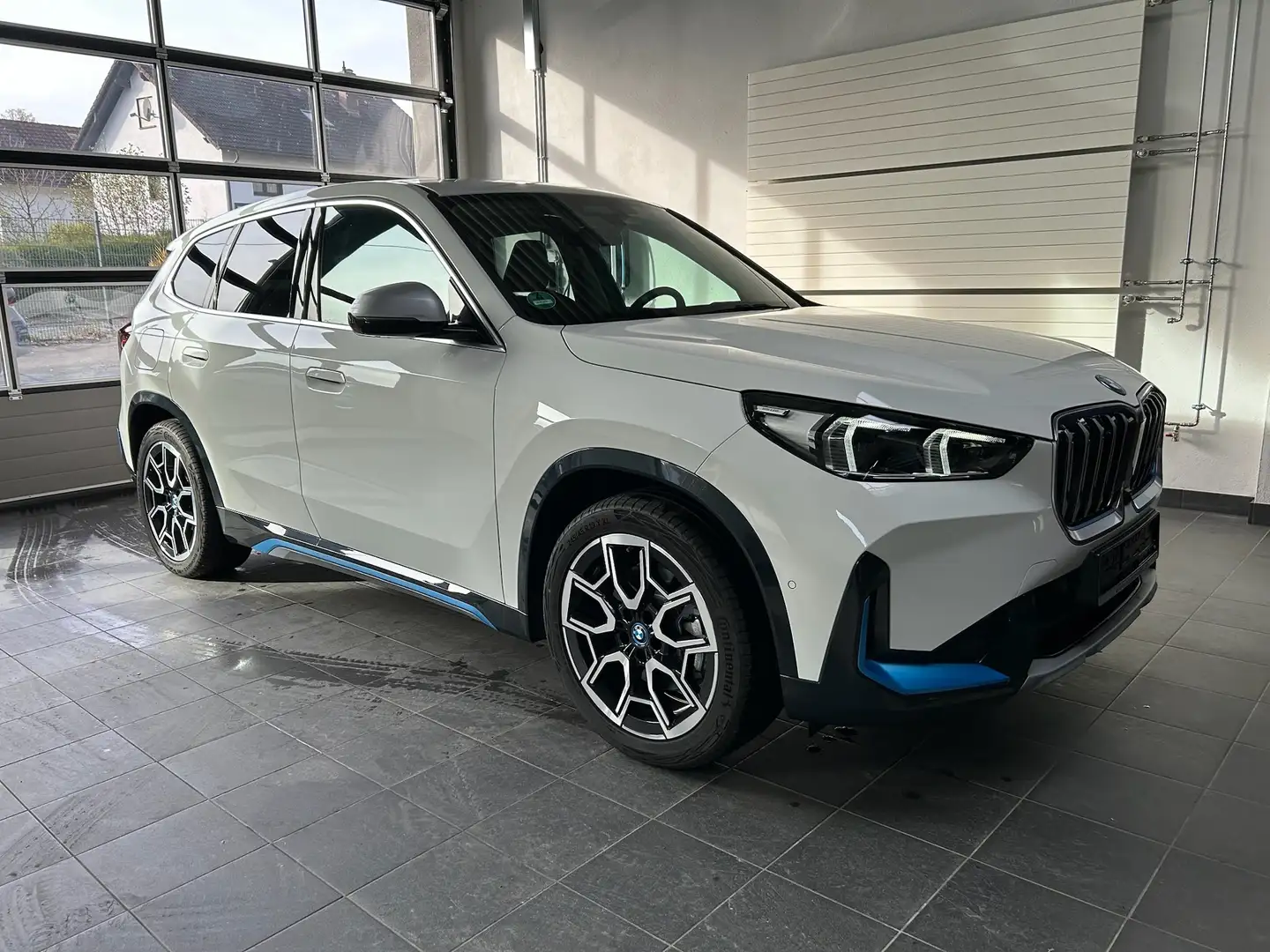 BMW iX1 30 xDrive xLine Sportleders_Headup_DrivAssProf_360 Blanc - 2