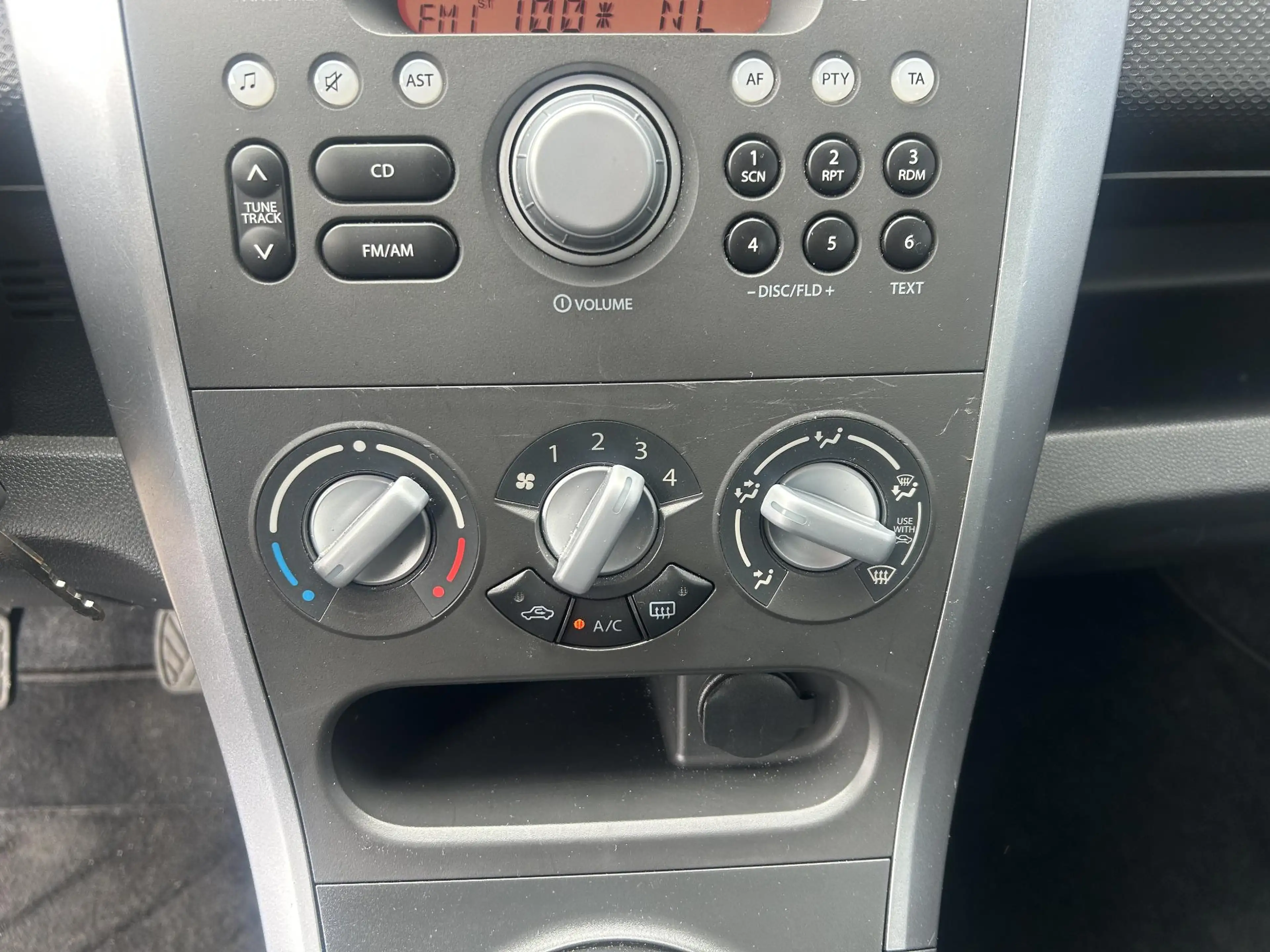 Suzuki Splash 1.0 VVT Comfort — photo 11