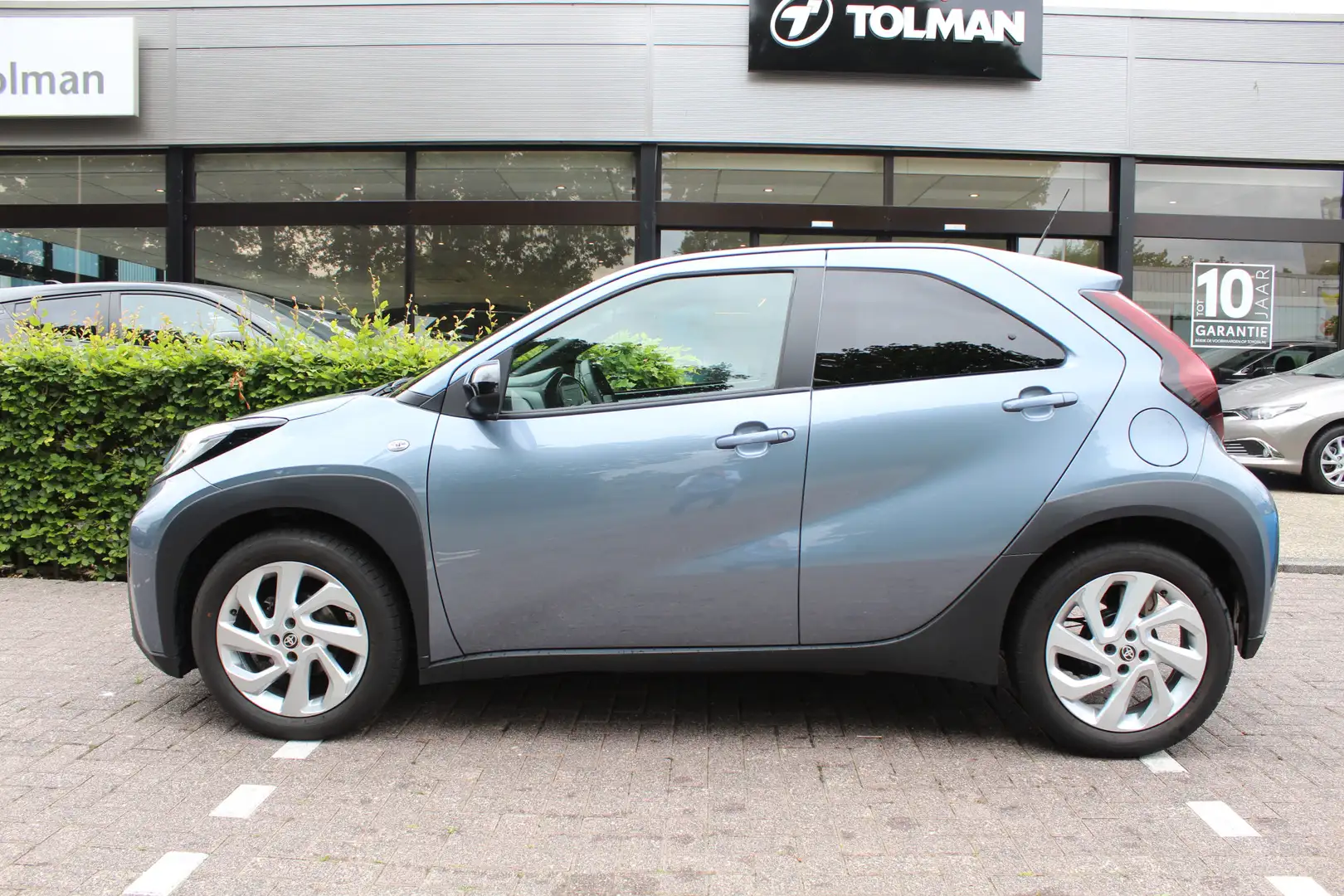 Toyota Aygo X 1.0 VVT-i MT First | Rijklaar | Stoelverw. | LED | Grijs - 2