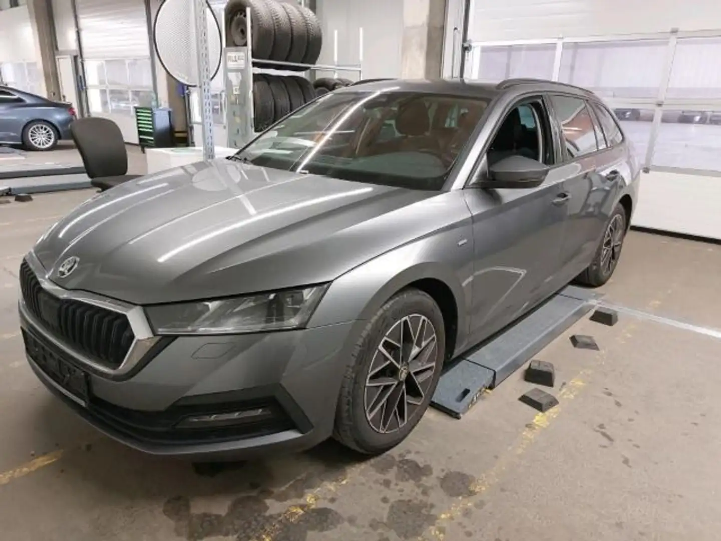 Skoda Octavia Combi 2.0 TDI DSG CLEVER MATRIX NAVI AHK Grau - 2