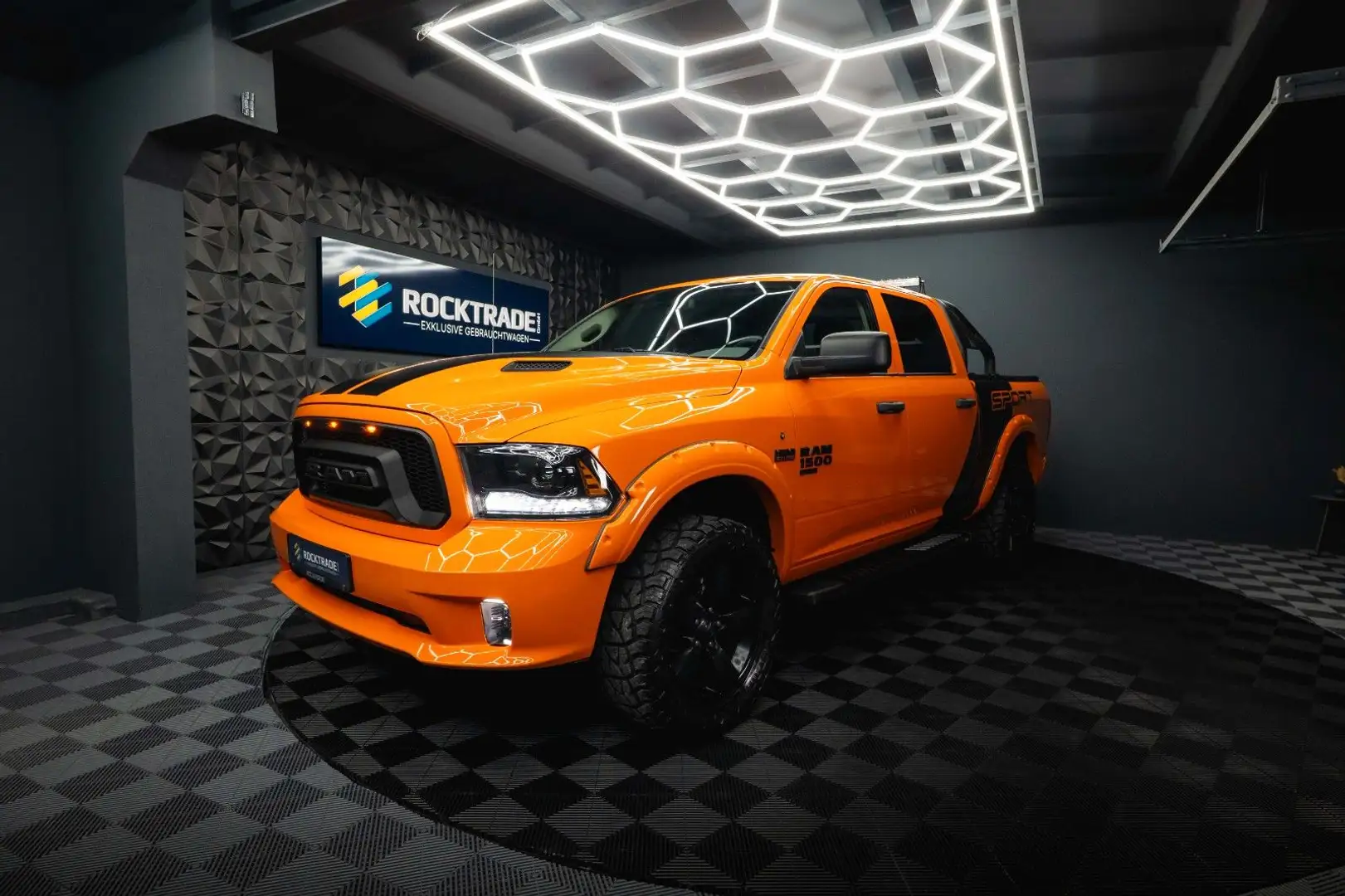 Dodge RAM 5.7 V8 HEMI 4x4 OFFROAD Night Edition LED Orange - 1