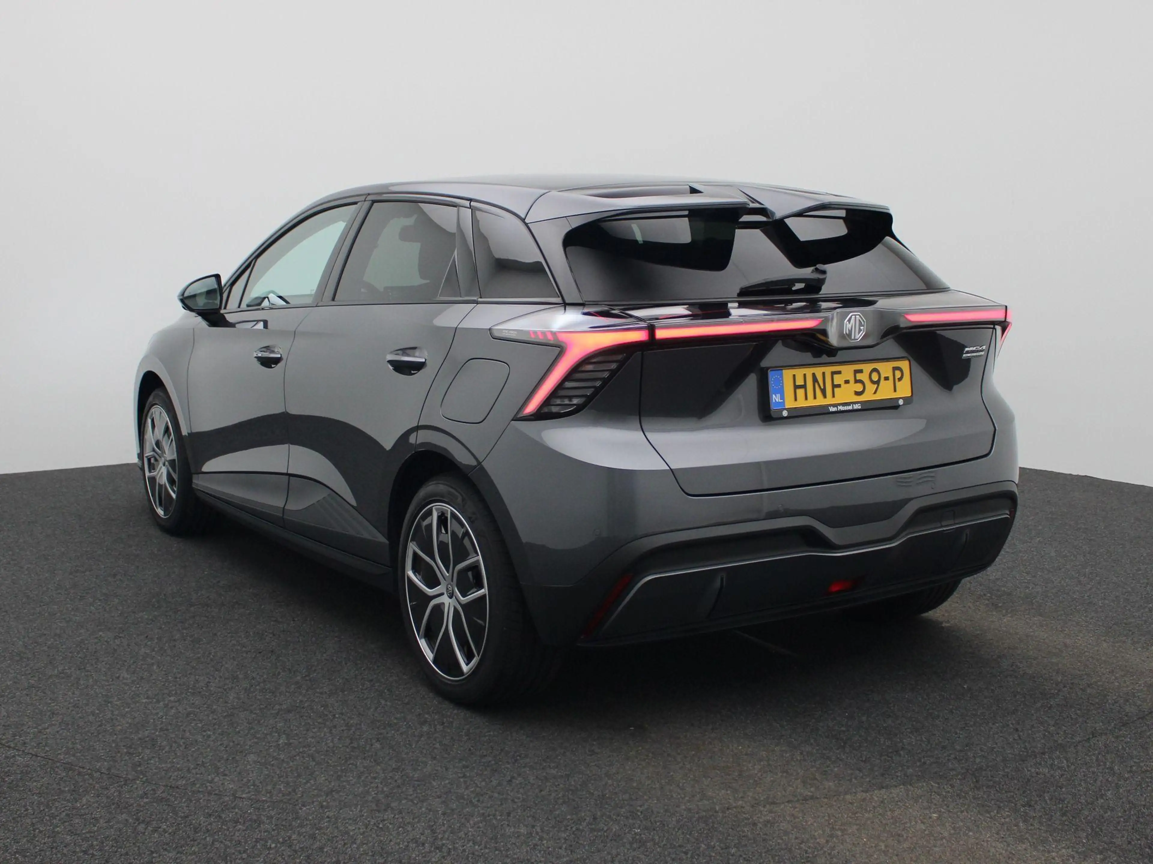MG MG4 Electric Luxury 64 kWh — photo 2