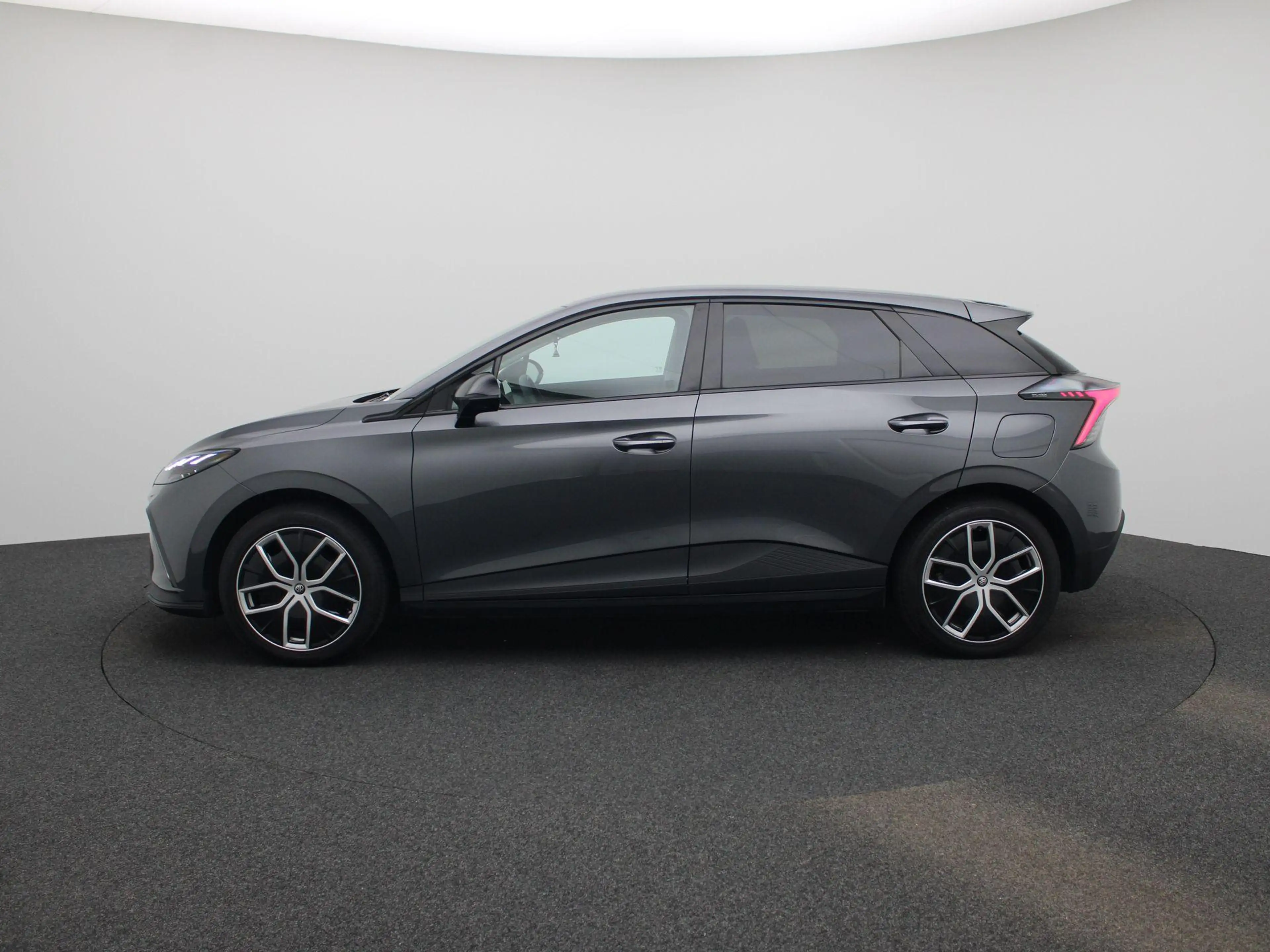 MG MG4 Electric Luxury 64 kWh — photo 4