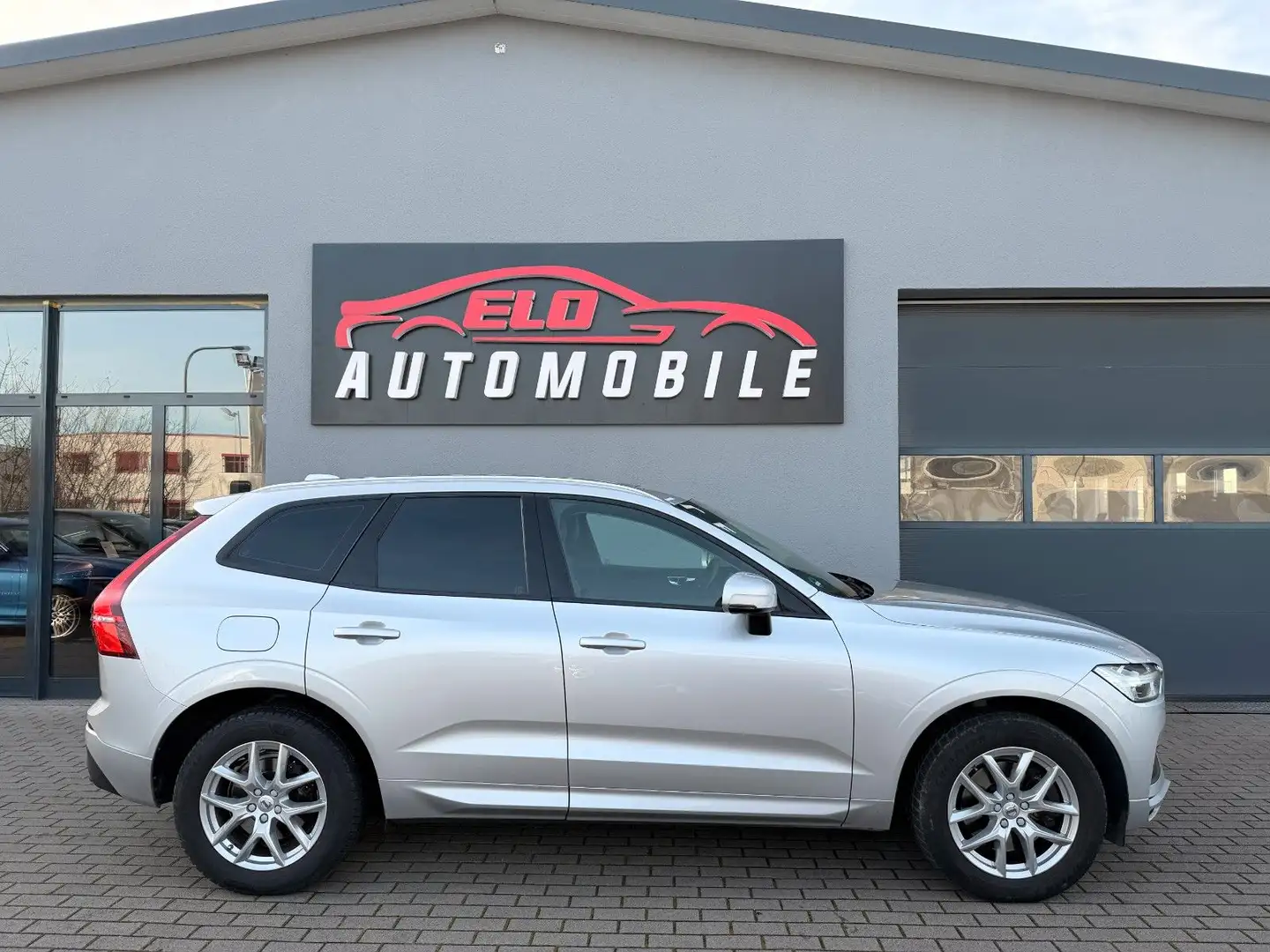 Volvo XC60 Momentum AWD*Schiebedach*CarPlay* Silber - 2