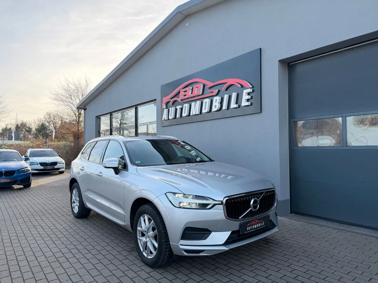 Volvo XC60 Momentum AWD*Schiebedach*CarPlay* Silber - 1