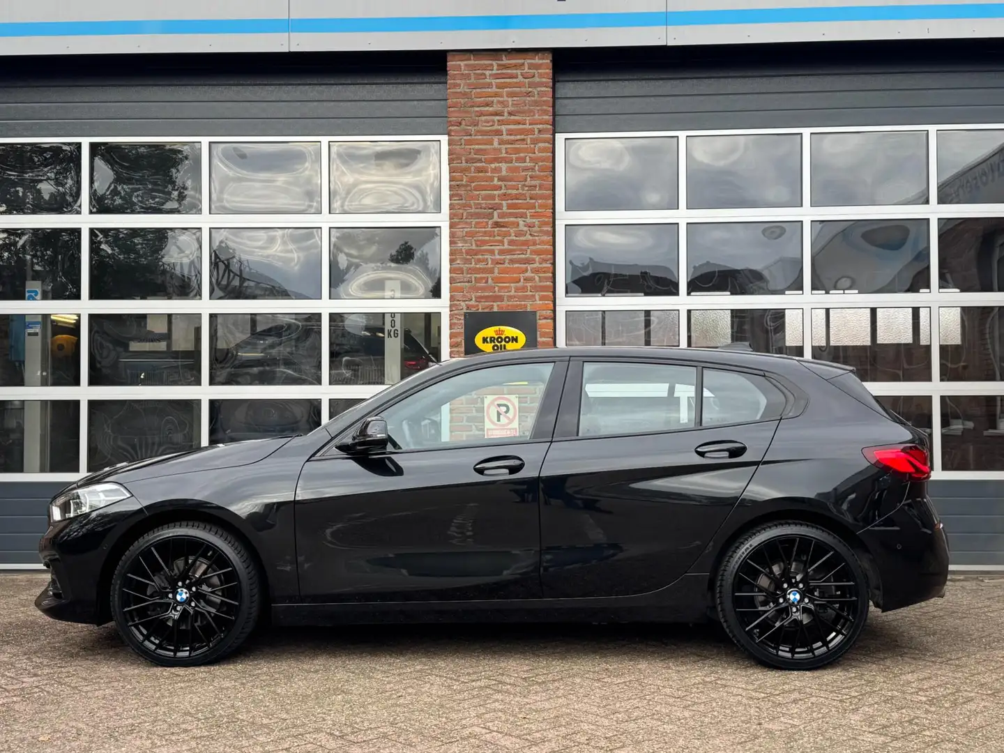 BMW 118 1-serie 118i High Executive, navi, camera, sportle Zwart - 2