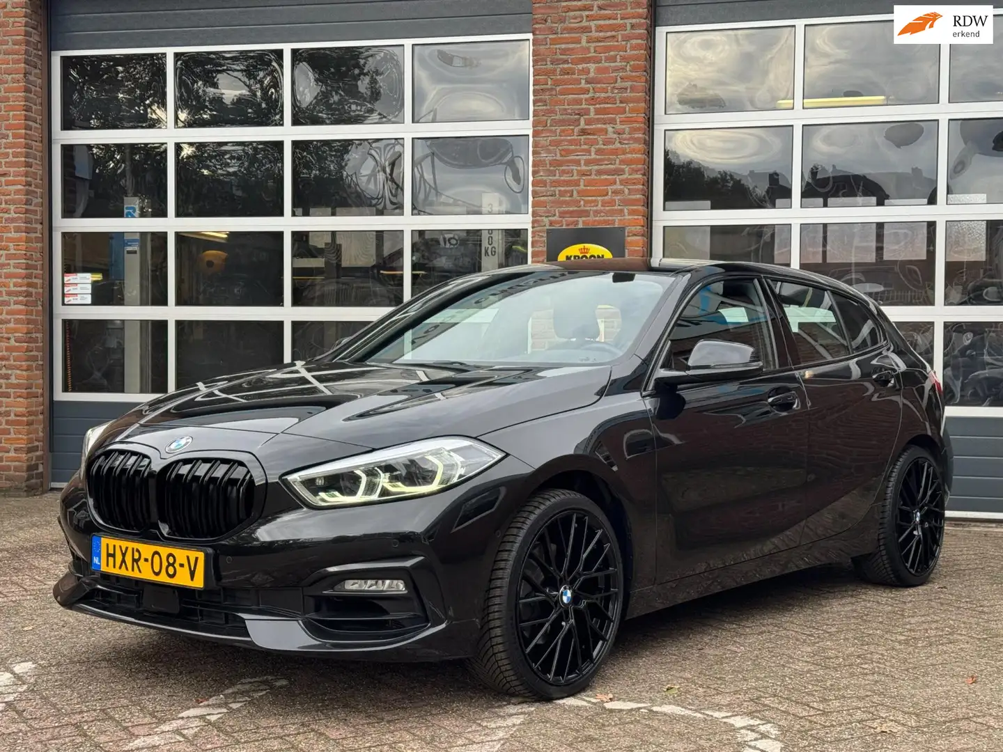 BMW 118 1-serie 118i High Executive, navi, camera, sportle Zwart - 1