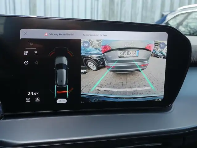 Audi Q3 view 8