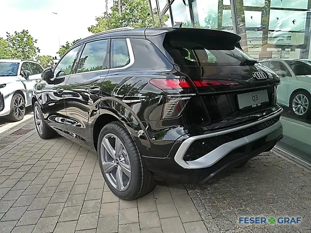 Audi Q3 view 3