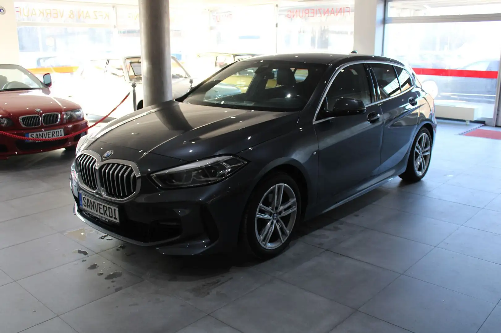 BMW 118 d M-SPORTPAKET INDIVIDUAL COCKPIT+ HEADUP Grijs - 1