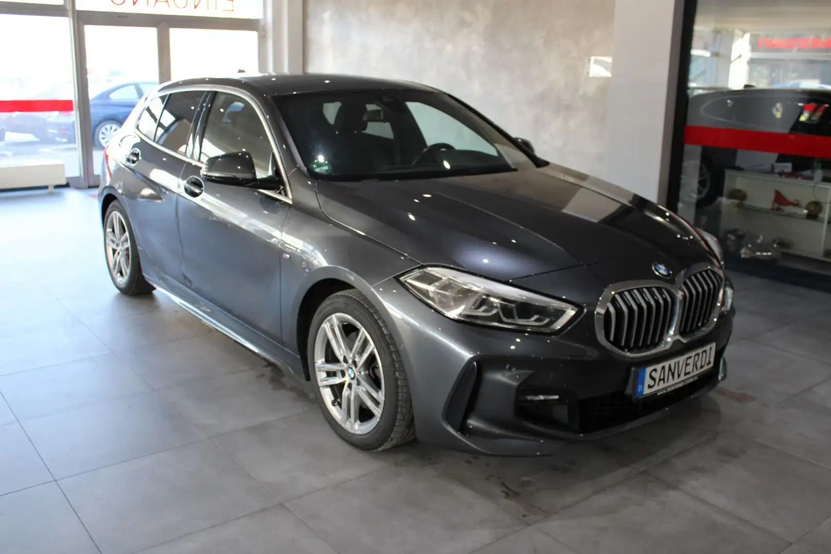 BMW 118 d M-SPORTPAKET INDIVIDUAL COCKPIT+ HEADUP Grijs - 2