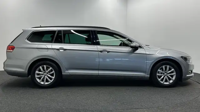 Volkswagen Passat view 9