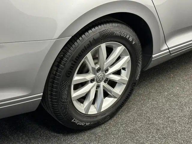 Volkswagen Passat view 10