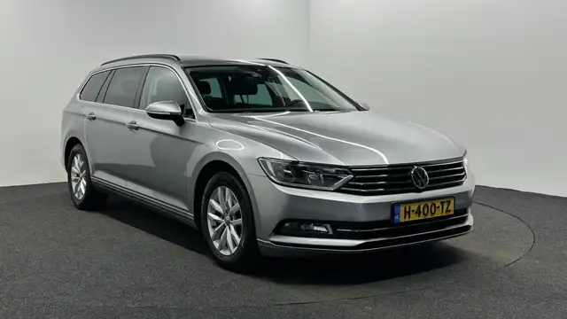 Volkswagen Passat view 3