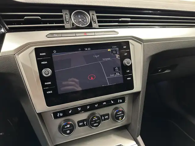 Volkswagen Passat view 28