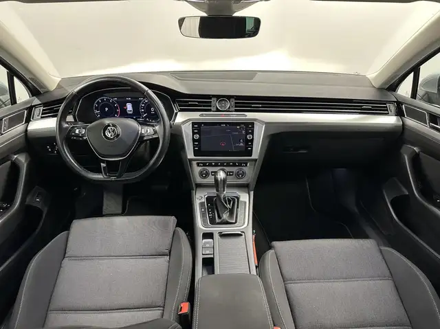 Volkswagen Passat view 2