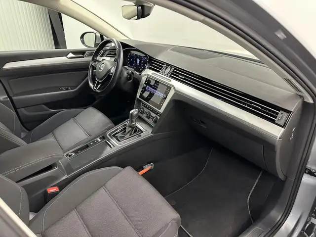 Volkswagen Passat view 11